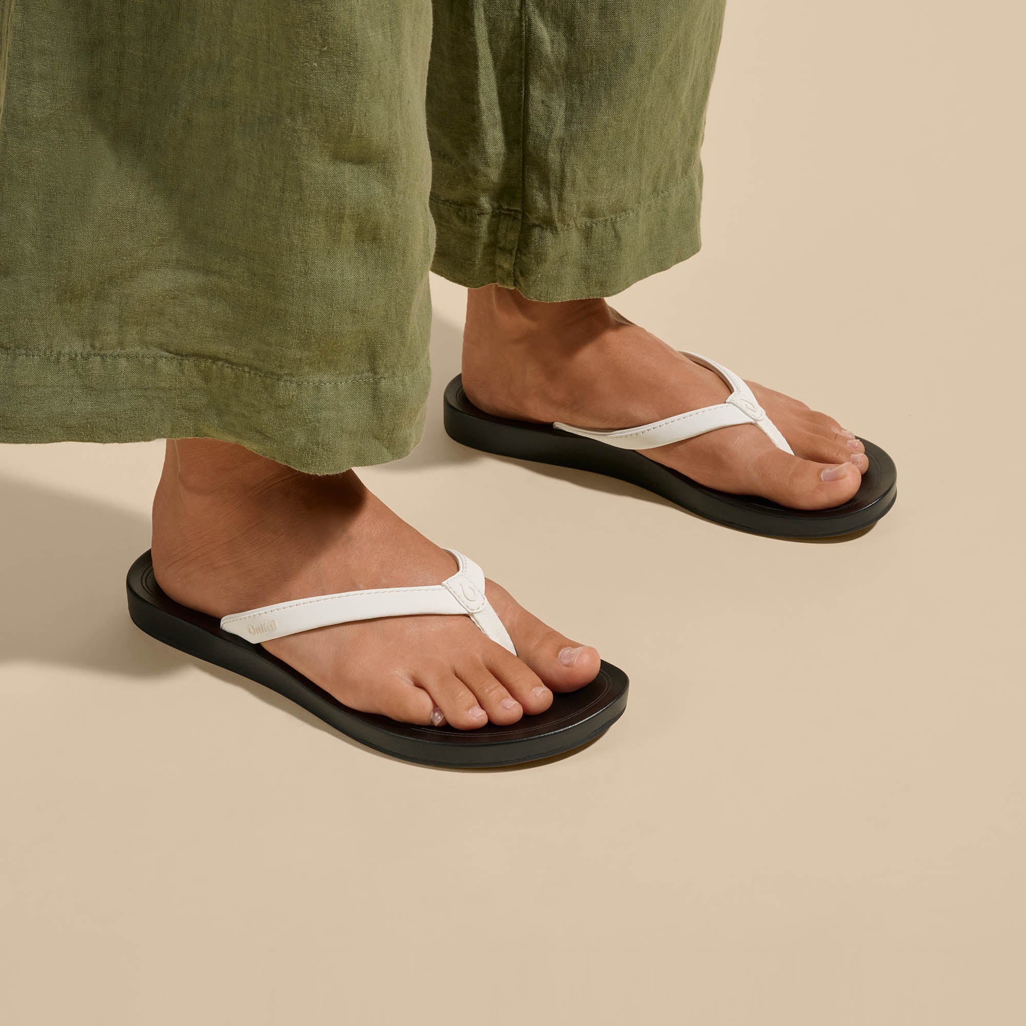'Uiki - Bright White / Lava Rock - Image 3